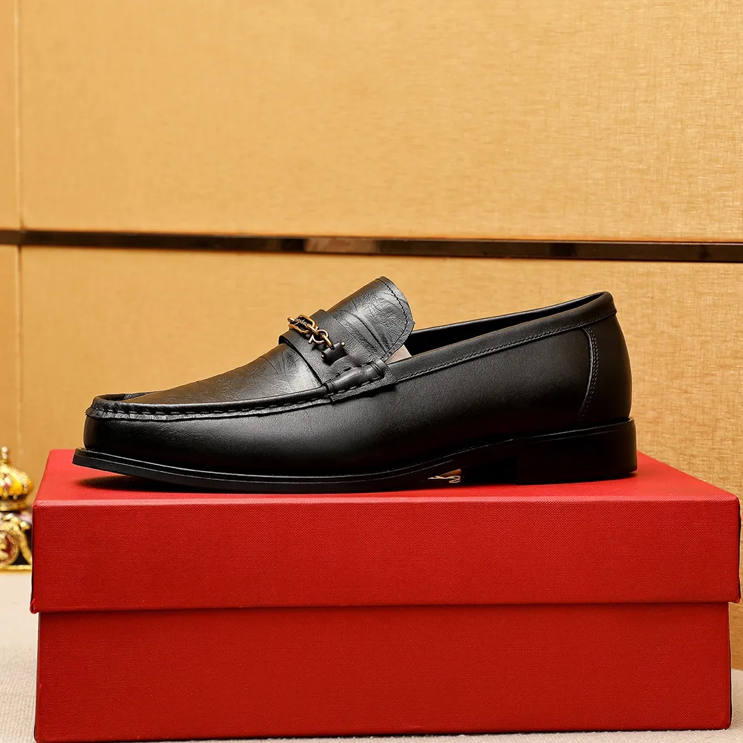 Men's shoes 💰442 💐 Product trademark: Ferragamo "Ferragamo" casual leather shoes Regular size: 38-44 (45.46🉑️customized) Product materials: Selected imported first-layer calfskin embossed upper + classic hardware buckle, imported water-dyed cow leather lining. Strong three-dimensional visual effect, combined outsole Color: 1⃣️color optional